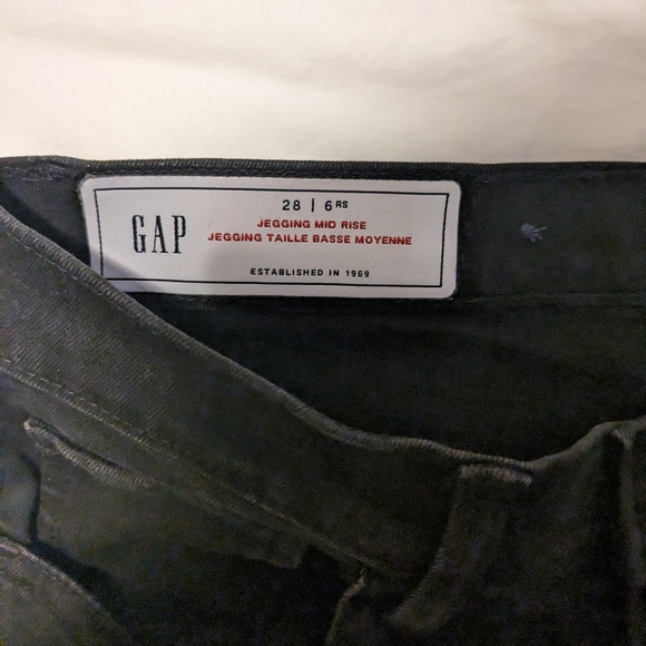 2/$25 Gap classic skinny jeans - Picture 3 of 4